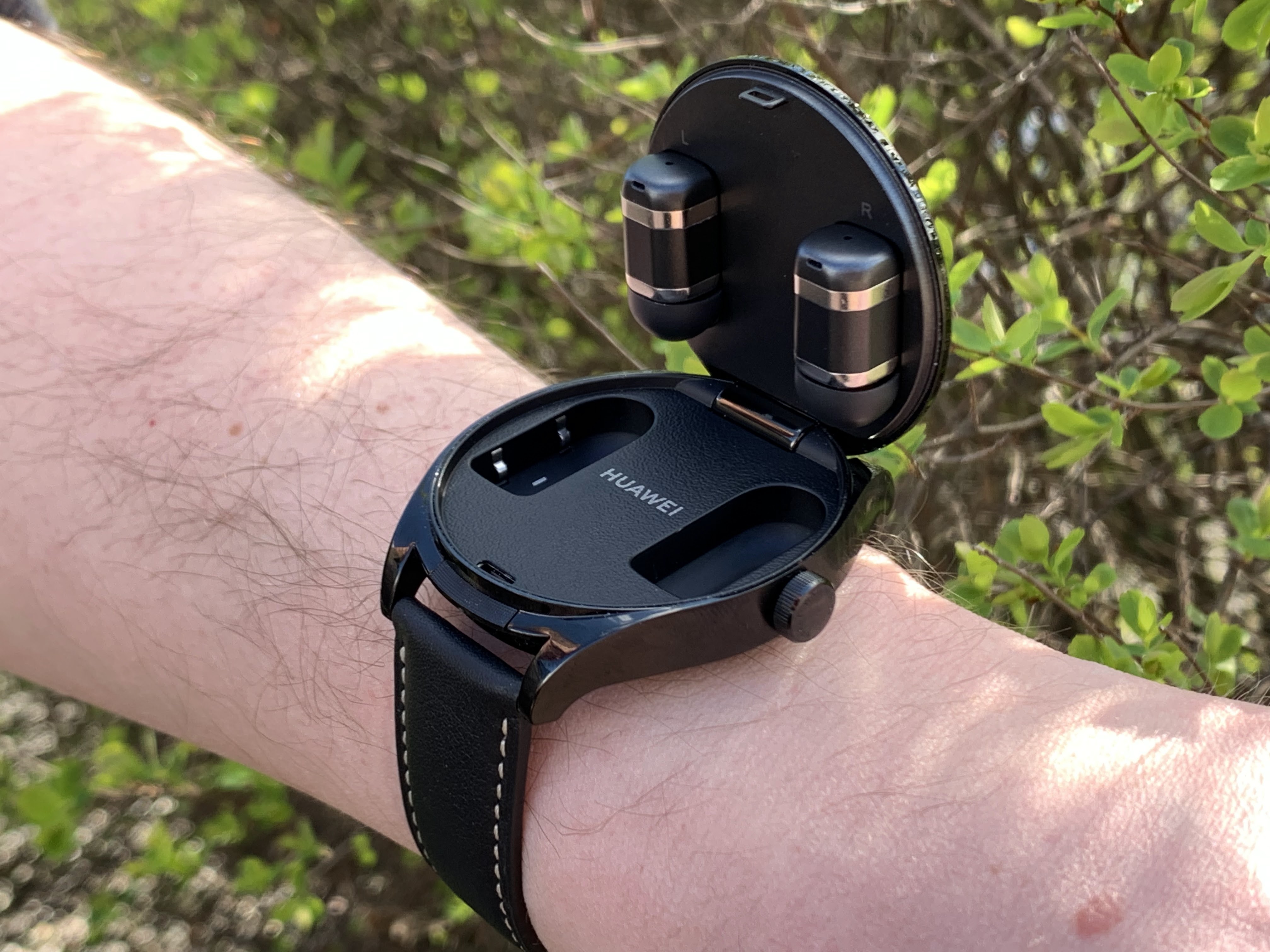 Tarcza, skryta pod zakrzywionym szkłem 3D, ma rozmiar 47 mm, ale jej grubość wynosi 14,99 mm, i to w najcieńszym miejscu (nie obejmuje obszaru czujnika)!