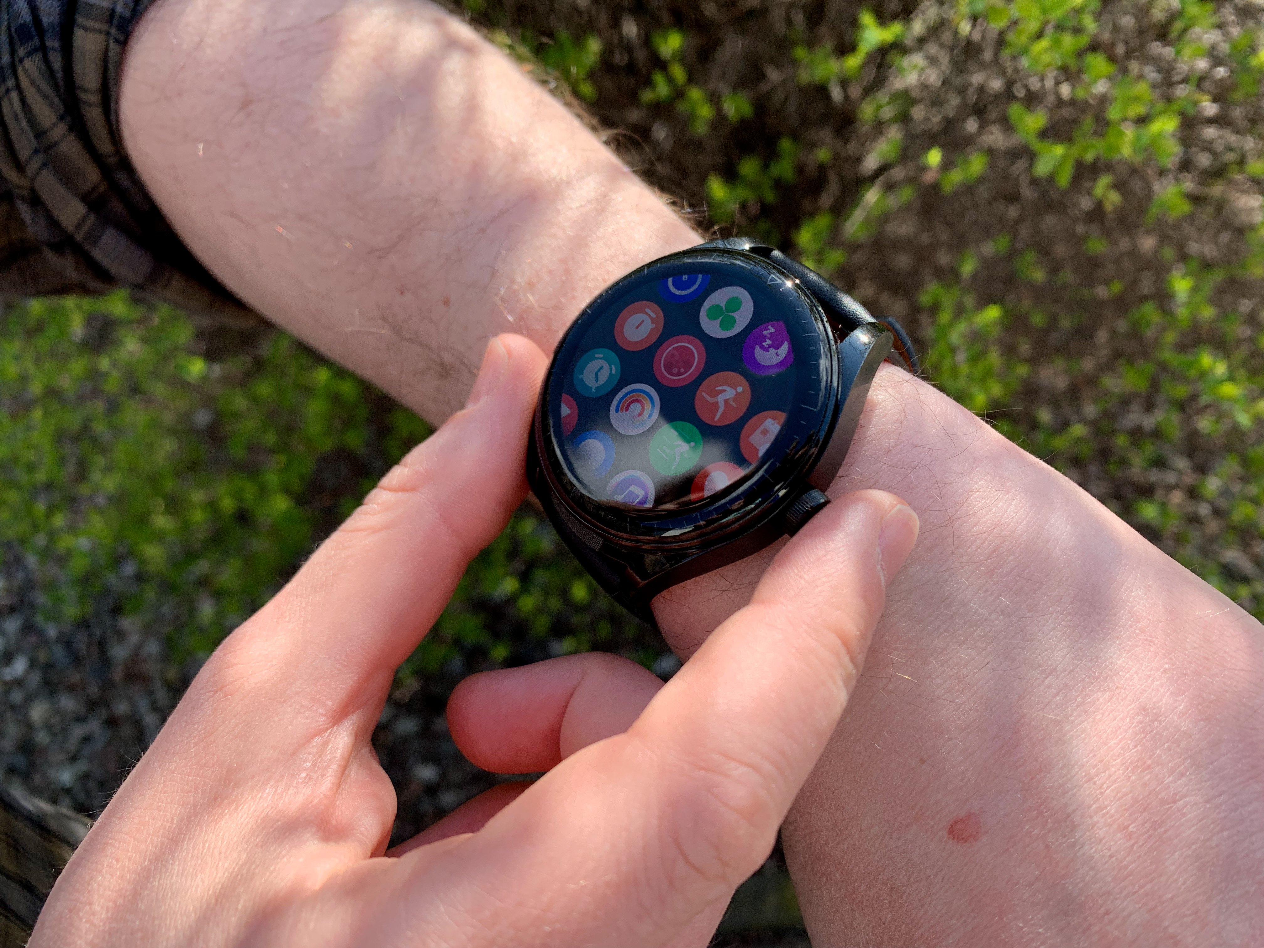 Czas pracy na baterii jest naprawdę imponujący, biorąc pod uwagę, że to są dwa urządzenia. Przy normalnym trybie użytkowania (liczenie krok&oacute;w, lekkie i niedługie treningi, słuchanie muzyki i prowadzenie rozm&oacute;w) smartwatch obejdzie się bez ładowarki przez nawet 3 dni.