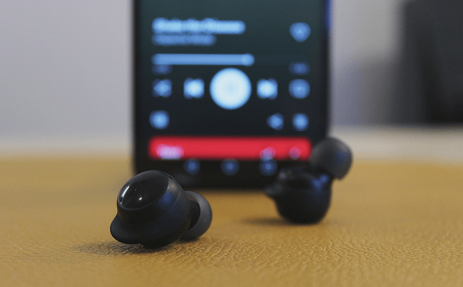 Producent deklaruje, że słuchawki na jednym ładowaniu mogą pracować do 5 godzin. Czas ten może się wydłużyć do nawet 18 godzin za sprawą etui, kt&oacute;re jednocześnie ładuje słuchawki.