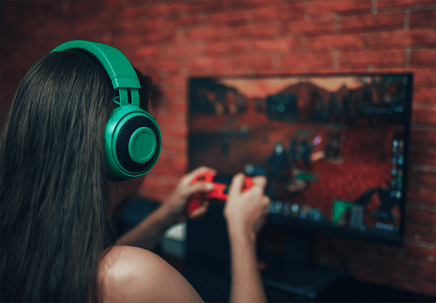 Dziewczyna grająca na padzie PS4 podłączonym do PC. 