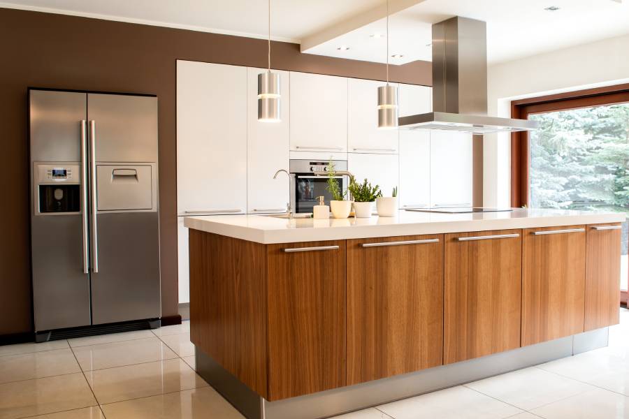 Duża, srebrna lod&oacute;wka side by side, z minibarkiem i kostkarką, idealnie dopasowana do wnęki ściennej w nowoczesnej kuchni z wyspą