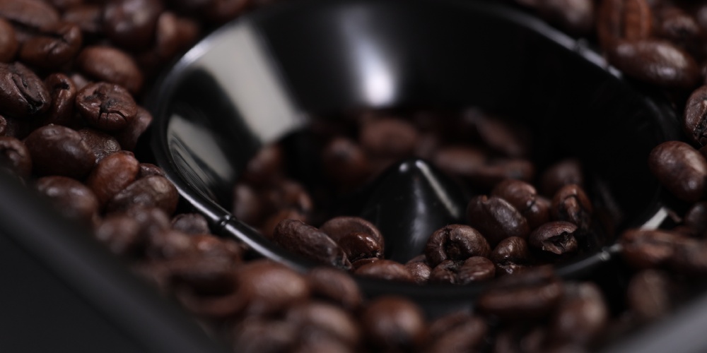 Zbliżenie na młynek żarnowy z regulacją grubości przemiału w Krups EA879N.