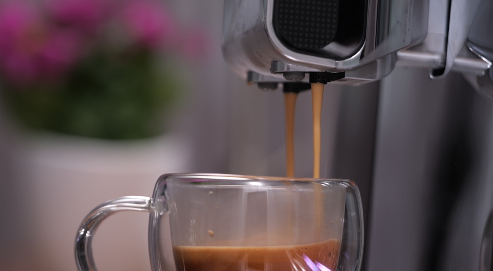 Zbliżenie na wylewkę kawy i wody w ekspresie Krups Intuition Experience Hot & Cold EA879N