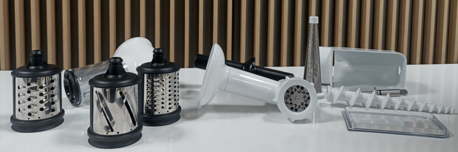 Zestaw dodatkowych akcesori&oacute;w do robota planetarnego KitchenAid: maszynka do mielenia, tarki o r&oacute;żnych ostrzach, przecierak do owoc&oacute;w i warzyw