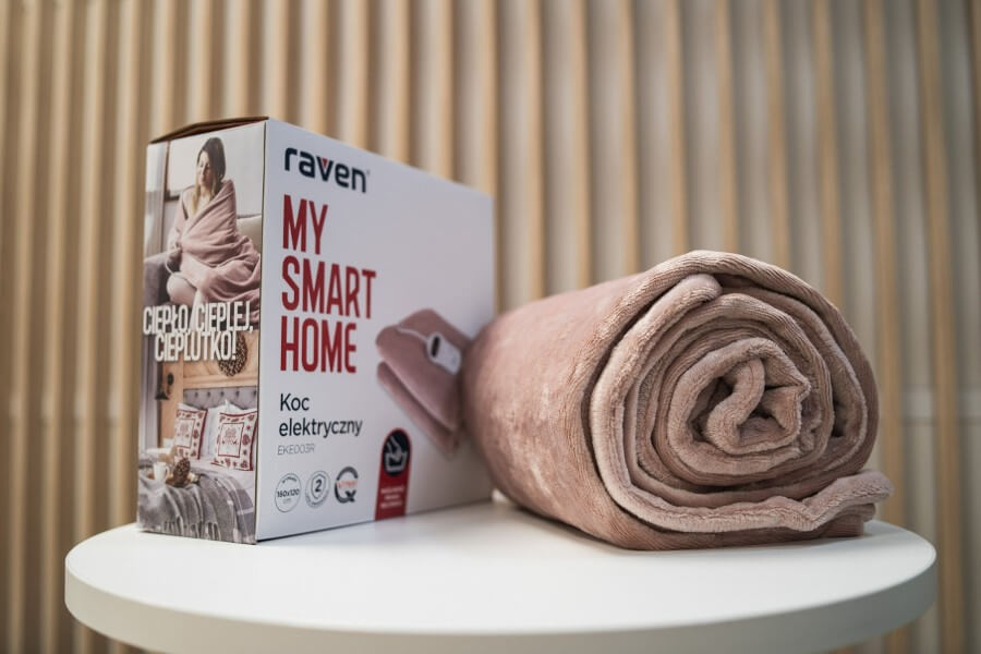 Koc Raven EKE003 i jego opakowanie leżące na stole