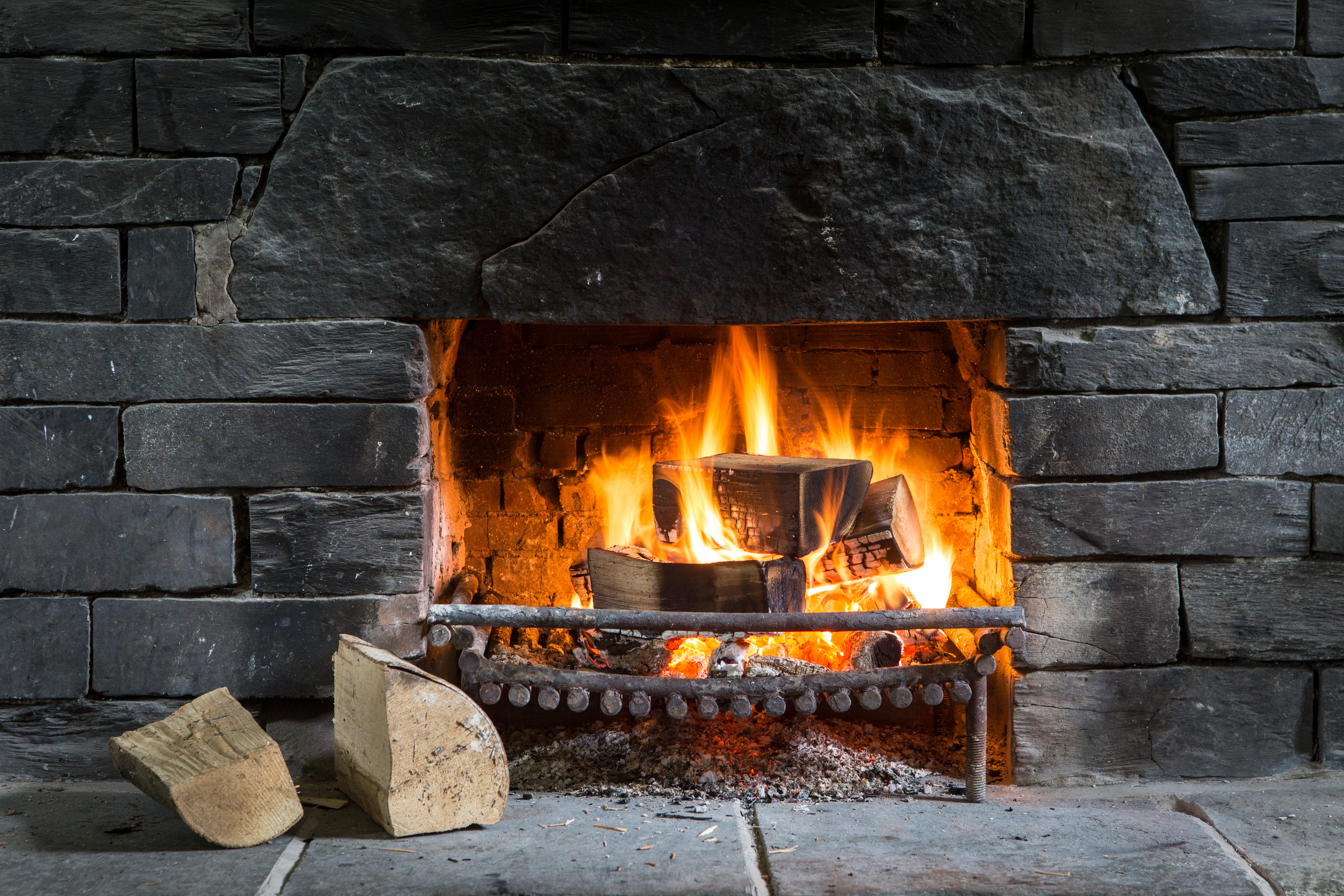 Palący się kominek to nie tylko źr&oacute;dło ciepła, ale r&oacute;wnież pięknych kolor&oacute;w.