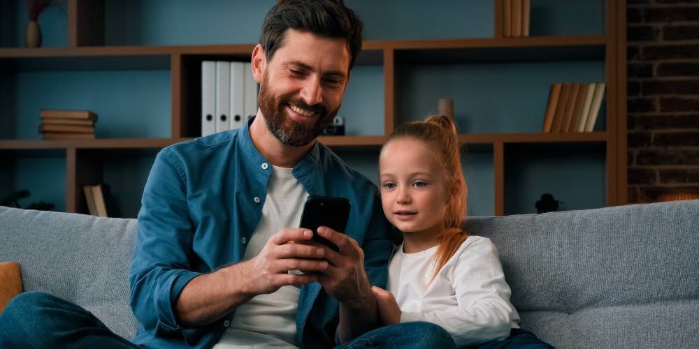 Tata wyjaśnia c&oacute;rce, dlaczego ma kontrolę rodzicielską i jak bezpiecznie korzystać z telefonu