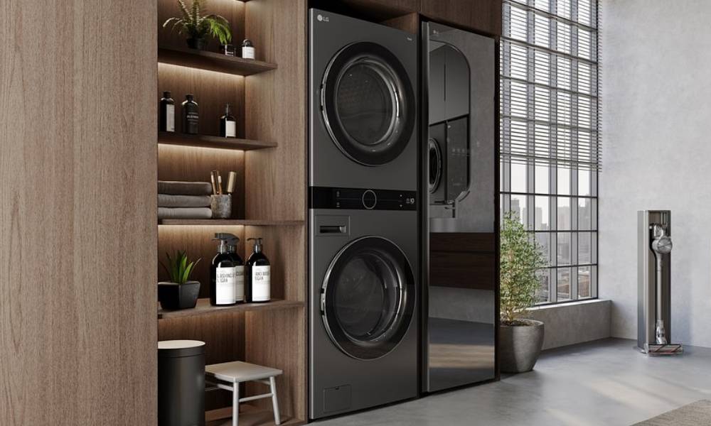 LG WashTower w kolorze czarnym w drewnianej zabudowie łazienki