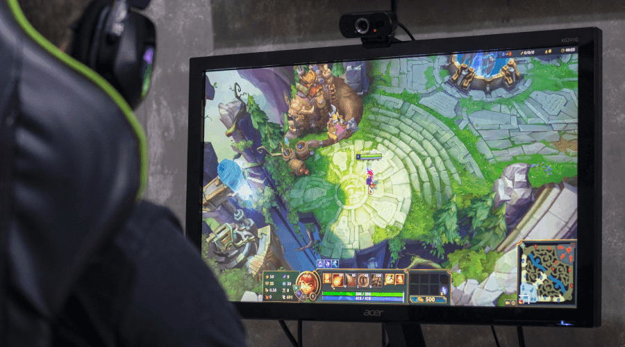 Rozgrywka League of Legends polega na walce między dwiema pięcioosobowymi drużynami, kt&oacute;re stają naprzeciwko siebie po dw&oacute;ch stronach mapy.