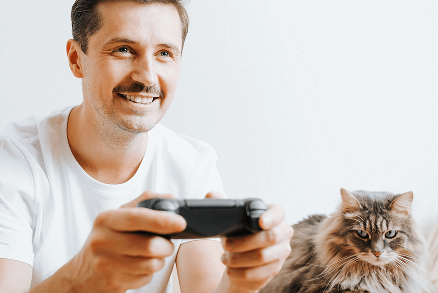 Kot rzuca osądzające spojrzenie na mężczyznę, grającego na padzie 