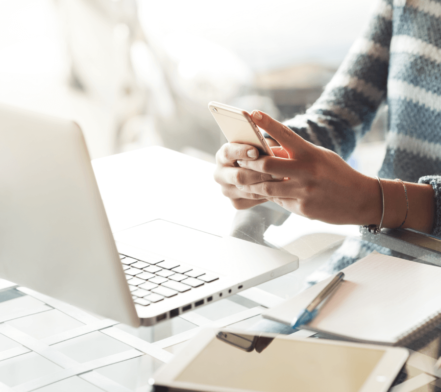 kobieta trzyma w dłoni telefon