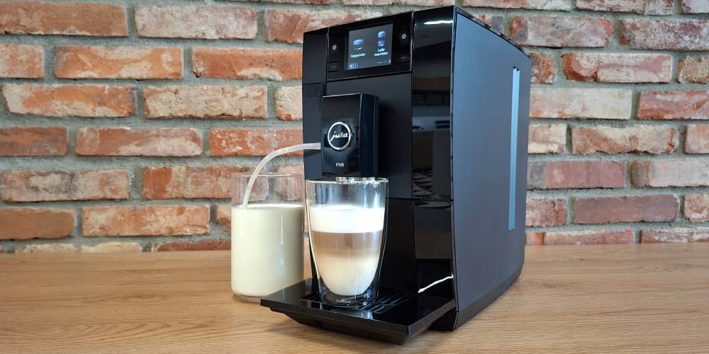 Latte macchiato zaparzone w czasie testu ekspresu Jura A8