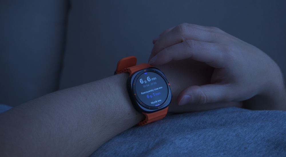 inteligentny zegarek Samsung Galaxy Watch Ultra na nadgarstku, pokazuje wynik snu, nocne zdjęcie