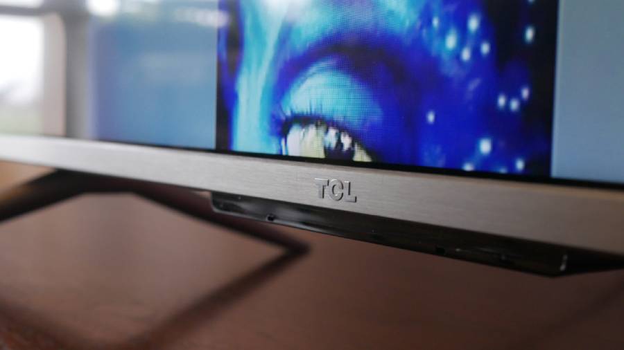 Pod ekranem znajduje się nieduża listwa wykończona na wysoki połysk.