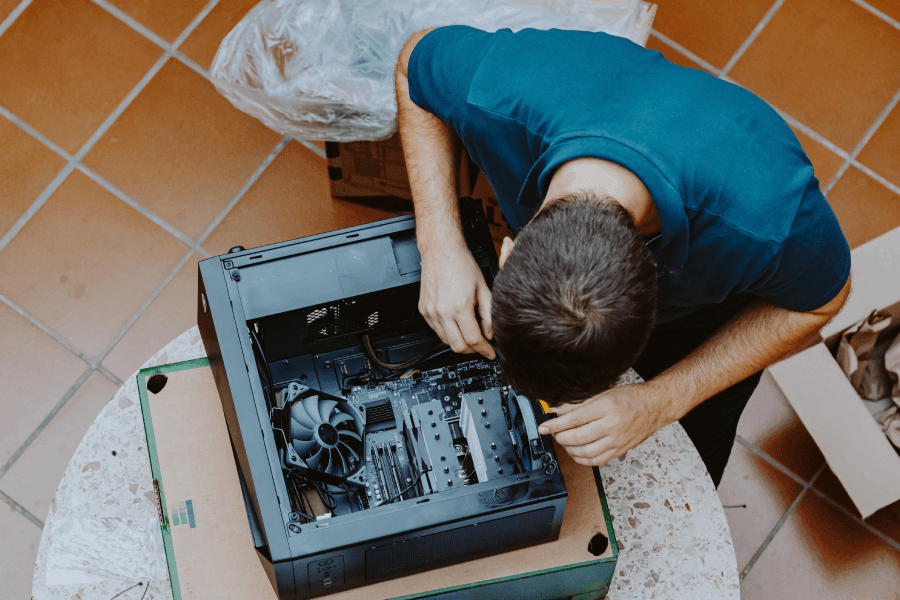 Wystarczy odkręcić obudowę komputera i zobaczyć naklejki i oznaczenia znajdujące się na płycie gł&oacute;wnej.