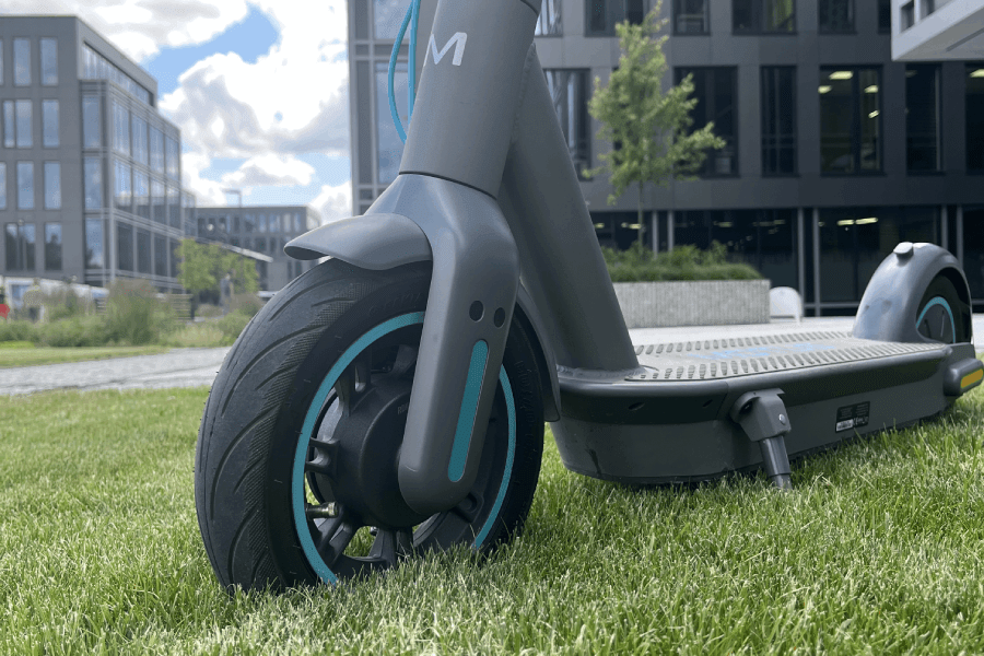 Hulajnoga Motus Scooty 10 2022 jest zrobiona ze stali i gdzieniegdzie ma plastikowe oraz gumowe elementy. 
