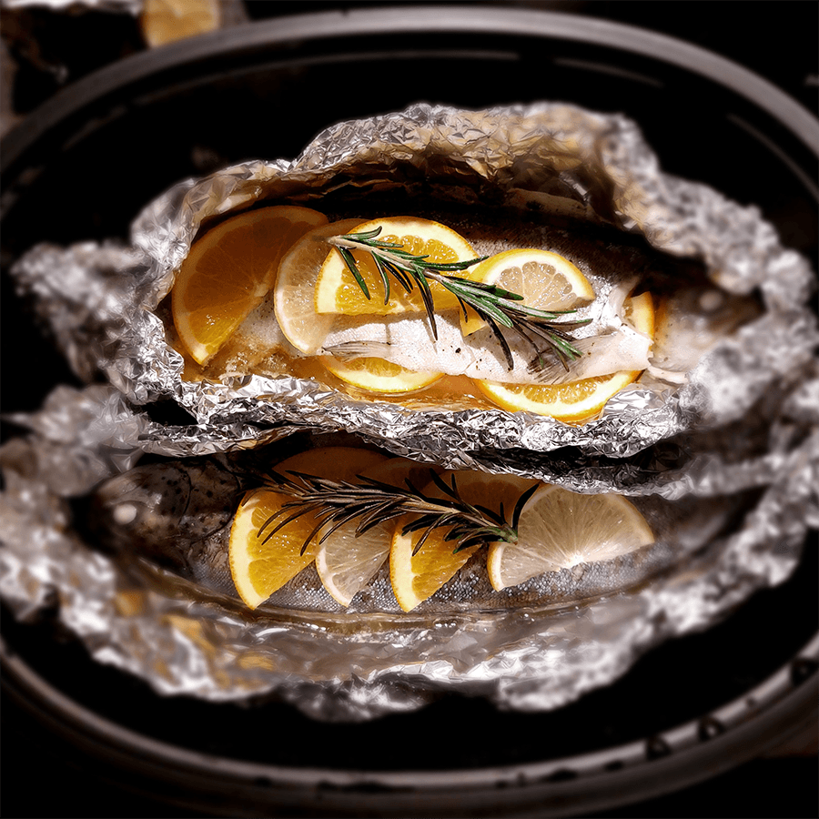Pstrąg gotowany na parze w termorobocie, z dodatkiem cytryny, pomarańczy i rozmarynu