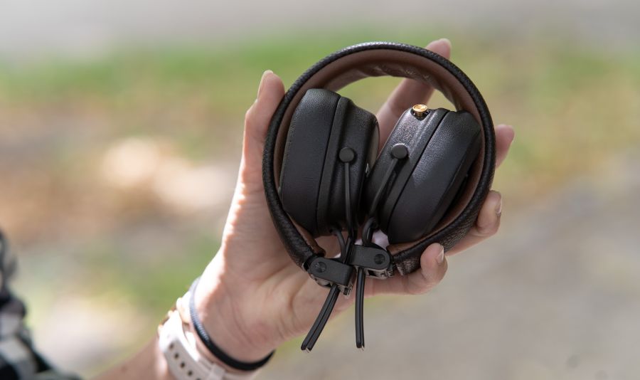 słuchawki Marshall Major IV złożone trzymane w ręku