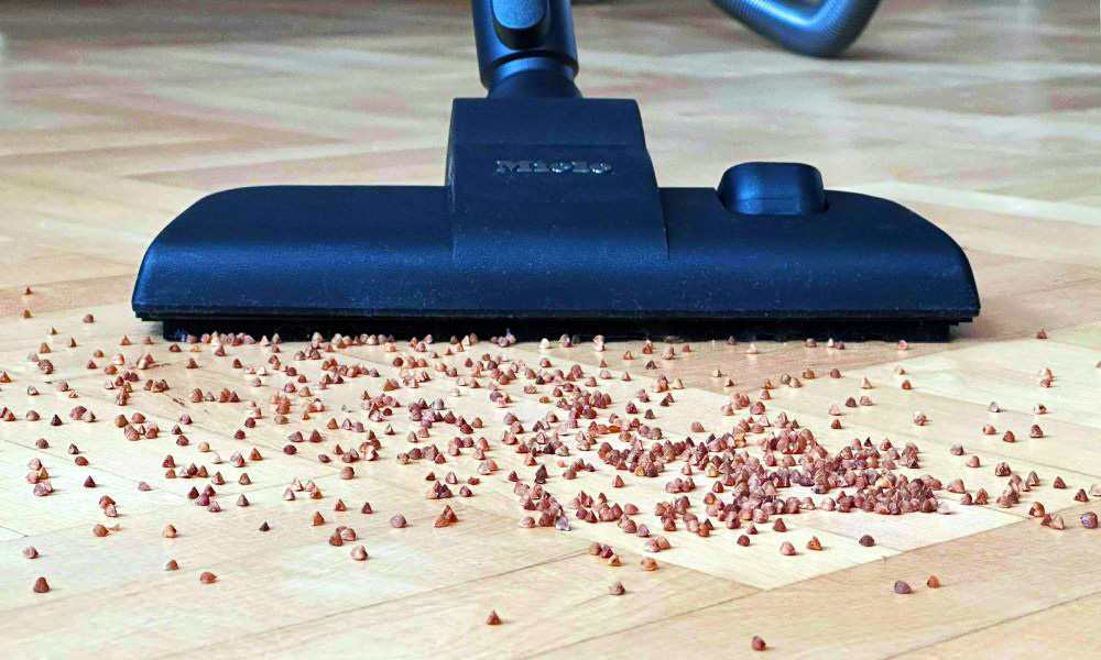 standardowa ssawka do odkurzacza Miele i brudna podłoga