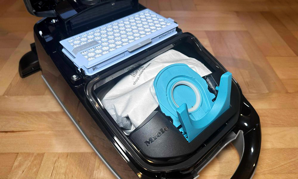 filt HEPA i worek na kurz w czarnym odkurzaczu Miele