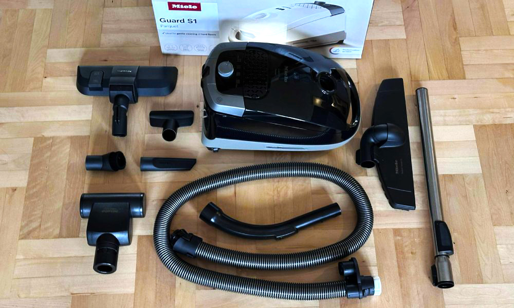 elementy zestawu odkurzacza leżące na podłodze