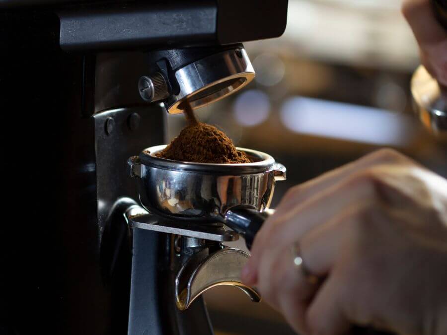 Kawa mielona w elektrycznym młynku żarnowym wpada wprost do portafiltra