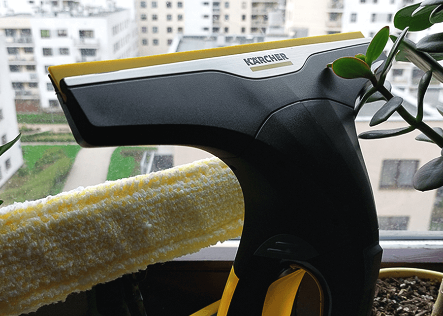 Myjka do okien Karcher ze spryskiwaczem zintegrowanym z padem z mikrofibrą