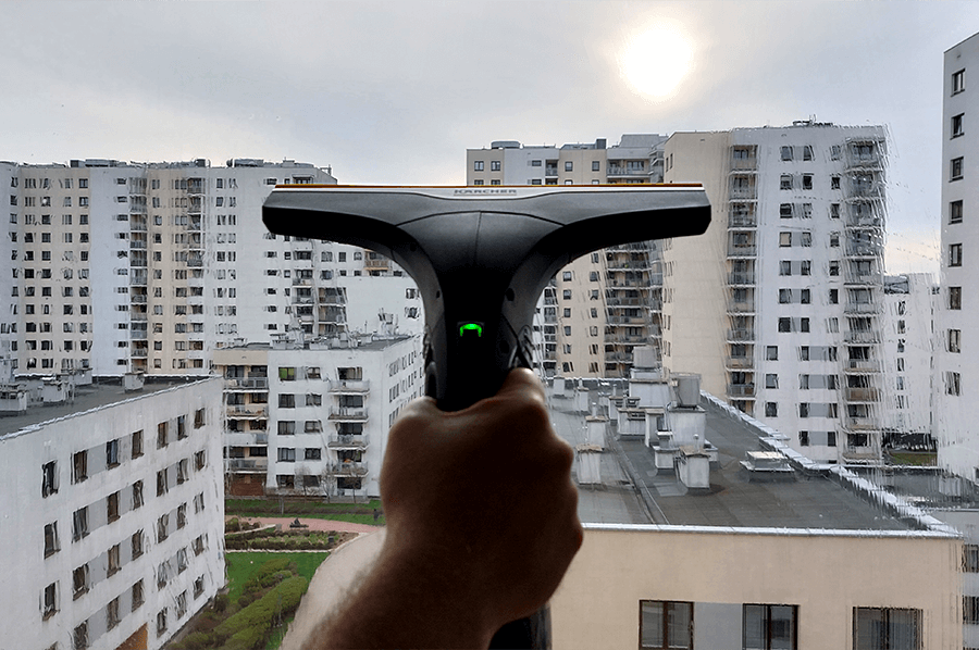 Mycie okna elektryczną myjką do okien Karcher