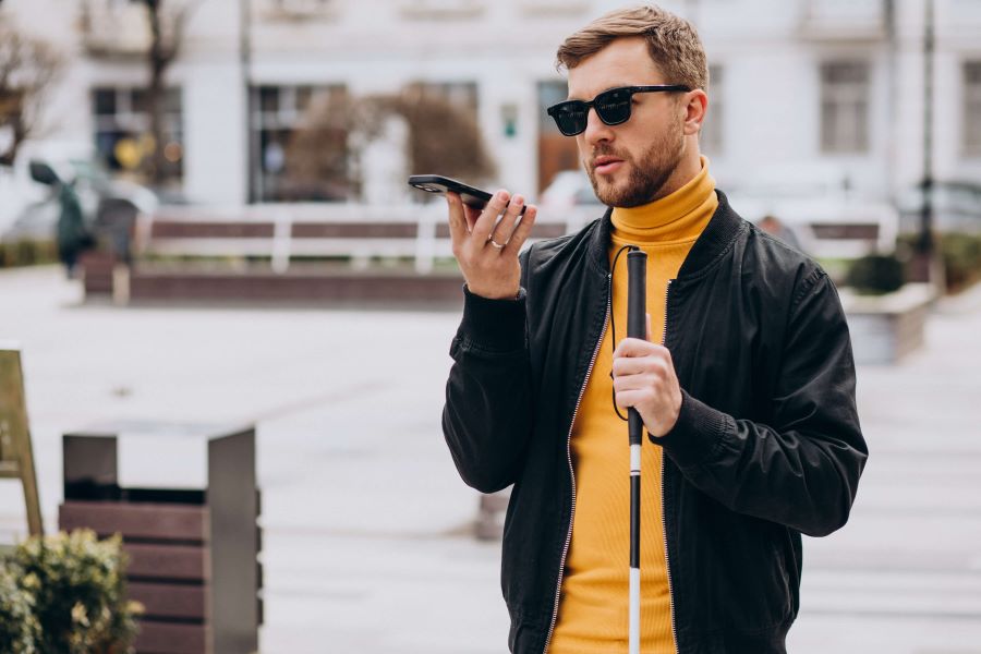 Niewidomy mężczyzna z telefonem