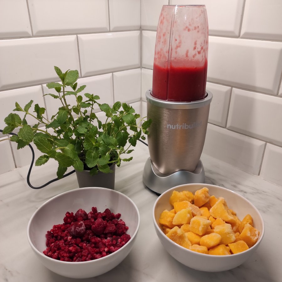 Proces blendowania był trochę bardziej czasochłonny niż w przypadku koktajlu owocowo-warzywnego (dodatkowe 30 sekund), ale ostatecznie smoothie zyskało podobnie gładką konsystencję.