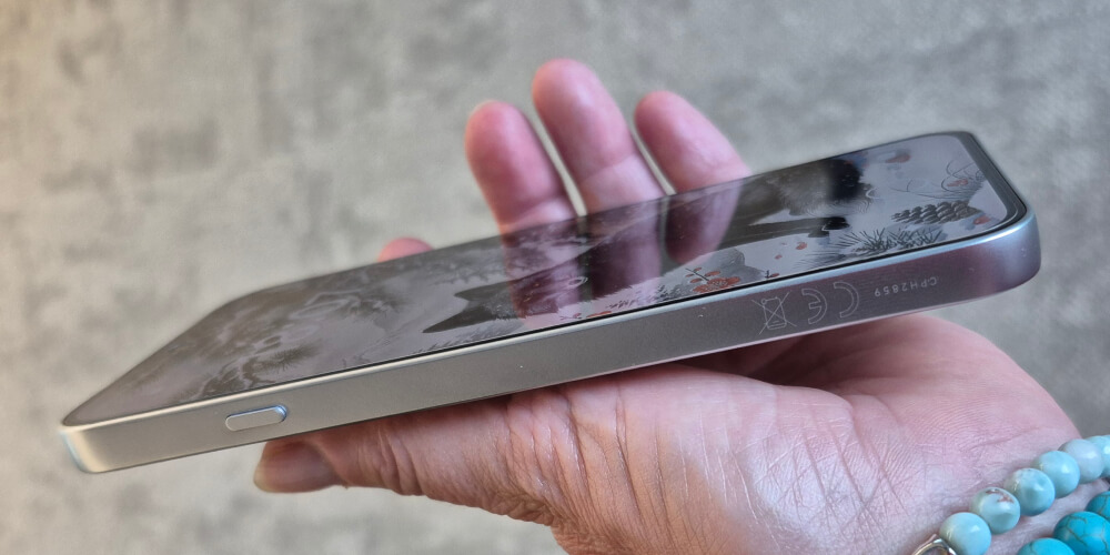 OPPO Reno 16 F bok - dodatkowy przycisk