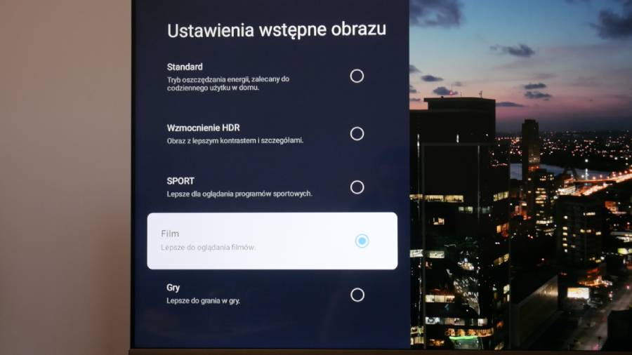 W przypadku TCL C635 do dyspozycji masz zar&oacute;wno tryby, kt&oacute;re same inteligentnie dostosowują obraz do aktualnie wyświetlanych treści, jak r&oacute;wnież możliwość ich ręcznego dopasowania.