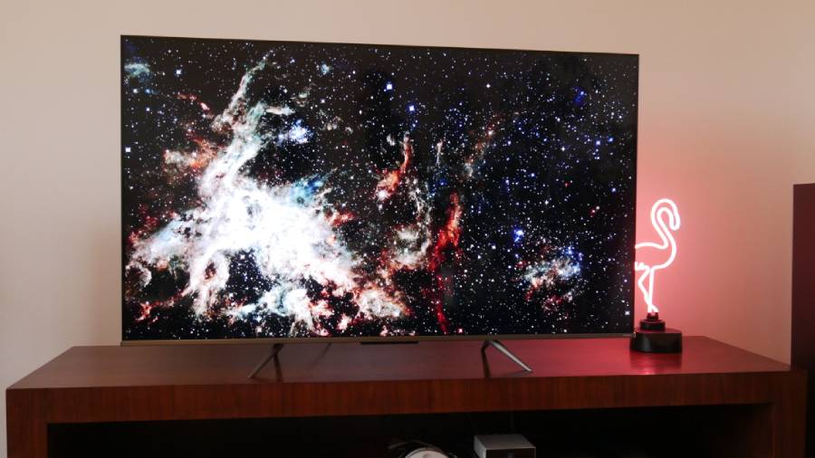 Nie dostrzegłem w tym przypadku praktycznie żadnych zmian. Nie musisz się zatem obawiać o jakość obrazu, stawiając telewizor w przestronnym salonie, gdzie oglądający mogą siedzieć zar&oacute;wno na wprost ekranu, jak i spoglądać na niego z fotela ustawionego pod kątem do telewizora czy z aneksu kuchennego.