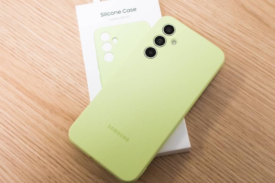 Samsung Galaxy A54 5G dobrze, pewnie leży w dłoni. Waży 202 gramy – według mnie to akurat, by było wygodnie go trzymać i nosić w ręku.