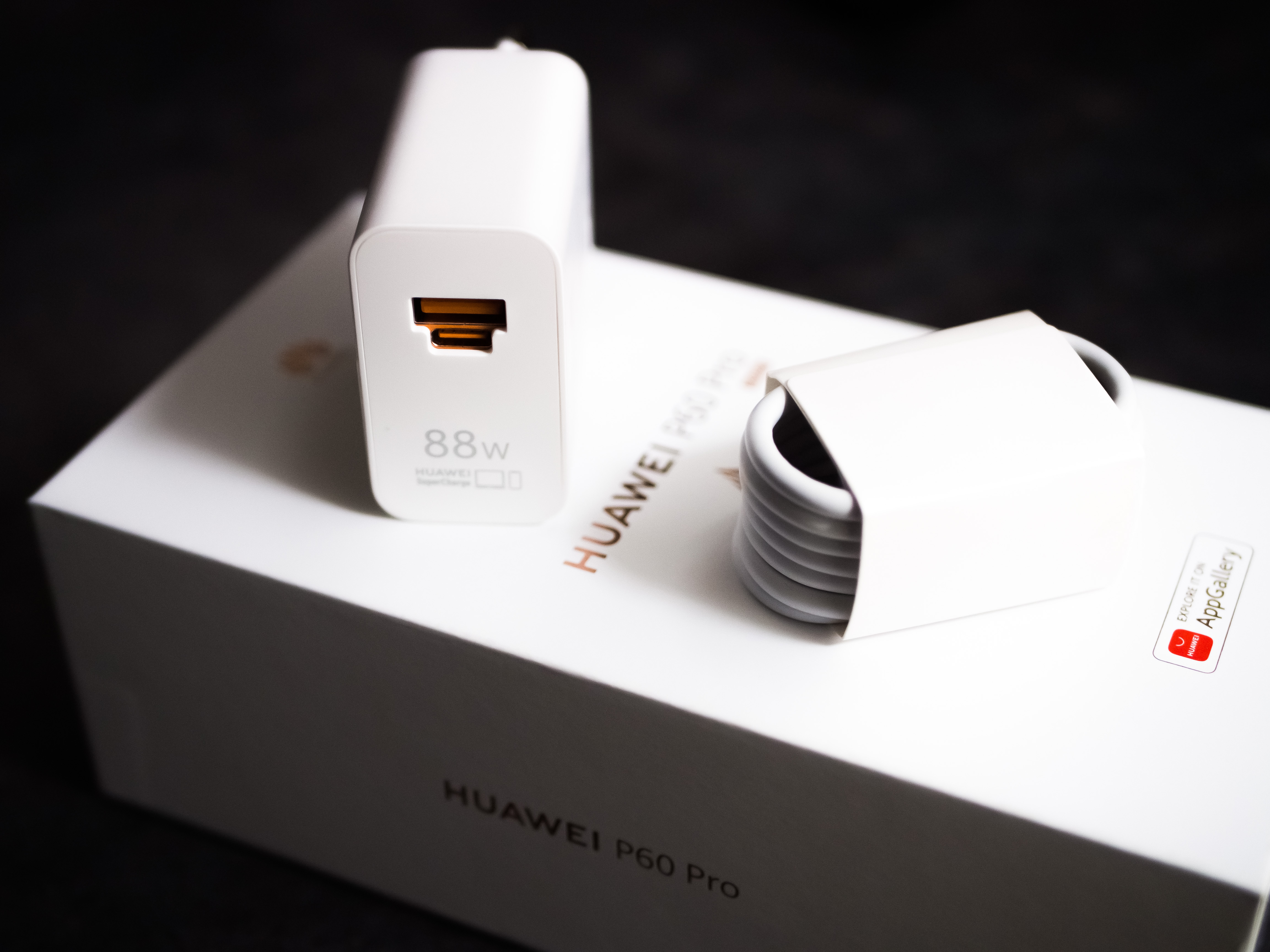Miłą niespodzianką jest to, że smartfon jest sprzedawany w komplecie ze wszystkimi potrzebnymi akcesoriami. W pudełku znalazłem ładowarkę 88 W, kabel ładujący USB-USB C oraz igłę do wyjmowania tacki na kartę Micro SIM.