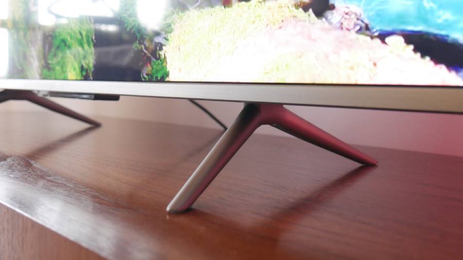 W przypadku TCL C635 n&oacute;żki (skądinąd bardzo stabilne) można zainstalować w dw&oacute;ch pozycjach. 