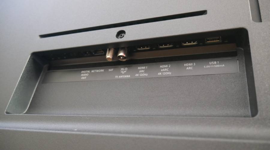 Z tyłu obudowy mamy do czynienia z praktycznie takim samym układem złącz oraz podobną ich liczbą &ndash; znajdują się tam cztery wejścia HDMI, dwa interfejsy USB, a także optyczne wyjście audio, Common Interface Plus oraz złącza antenowe.