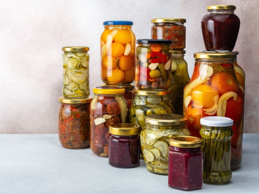 Słoiki typu twist-off z produktami zapasteryzowanymi na zimę