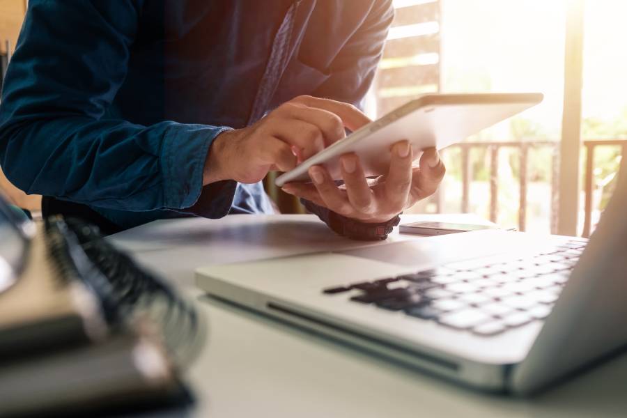 Jeśli jednak wciąż nie możesz się zdecydować, być może warto rozważyć rozwiązanie kompromisowe: urządzenie hybrydowe &ndash; laptop i tablet w jednym &ndash; kt&oacute;re łączy zalety obu sprzęt&oacute;w. 