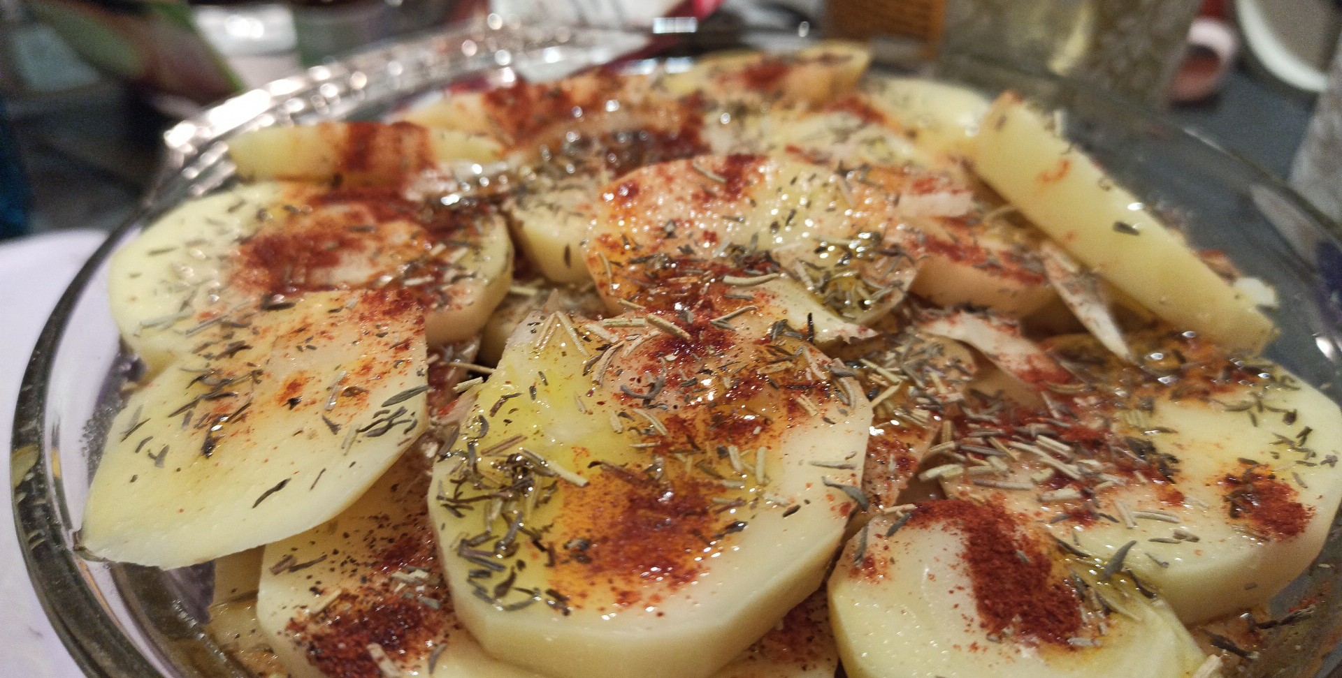 W trakcie test&oacute;w przygotowałem ćwiartkę z kurczaka, nuggetsy, frytki, pieczone ziemniaki (talarki w marynacie ziołowej), a także pierniczki na deser.