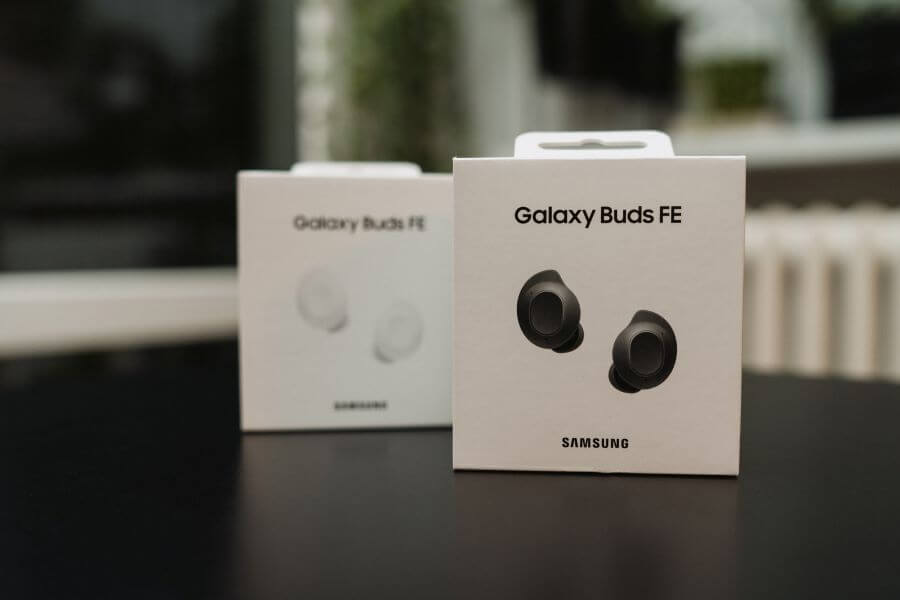 Opakowania słuchawek Samsung Galaxy Buds FE stojące na stole