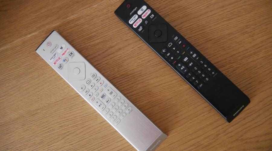 Model PUS8517 wygląda nieco skromniej. Antracytowe wykończenie z daleka nie jest już tak eleganckie jak srebro. 