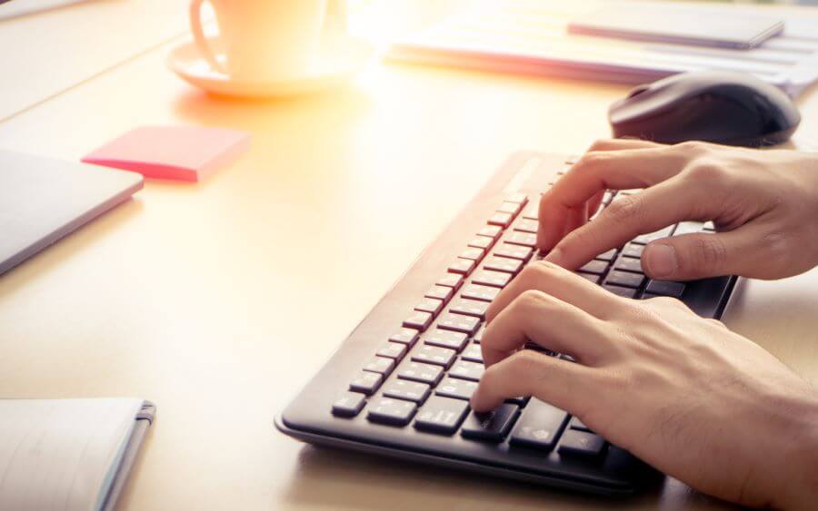 Bezprzewodowe mysz i klawiatura na biurku