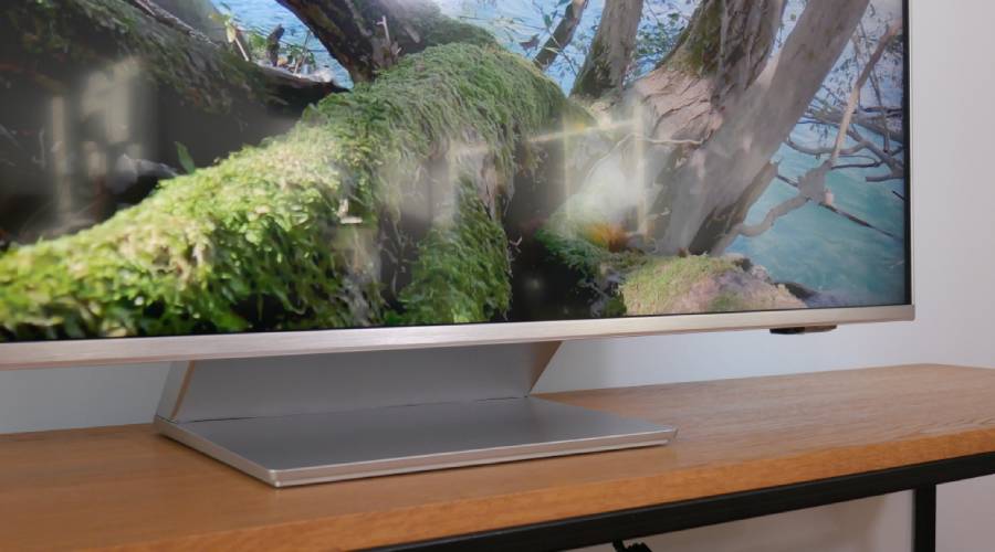 Doł&oacute;żmy do tego stabilną (dość ciężką) podstawę, w kt&oacute;rej można ukryć kable, i mamy wrażenie, że producent zadbał o każdy szczeg&oacute;ł.