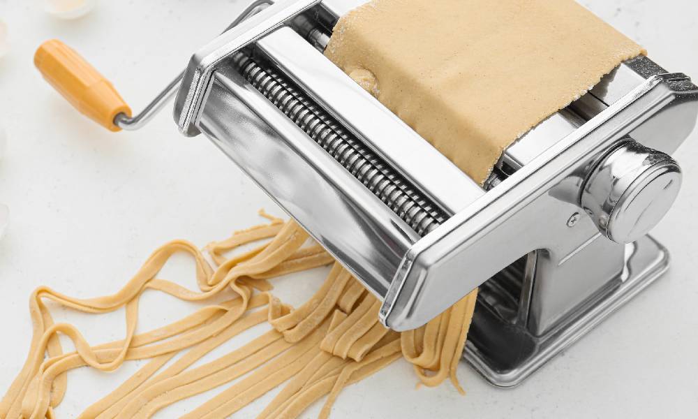 Wałkowanie ciasta makaronowego w ręcznej maszynce do makaronu