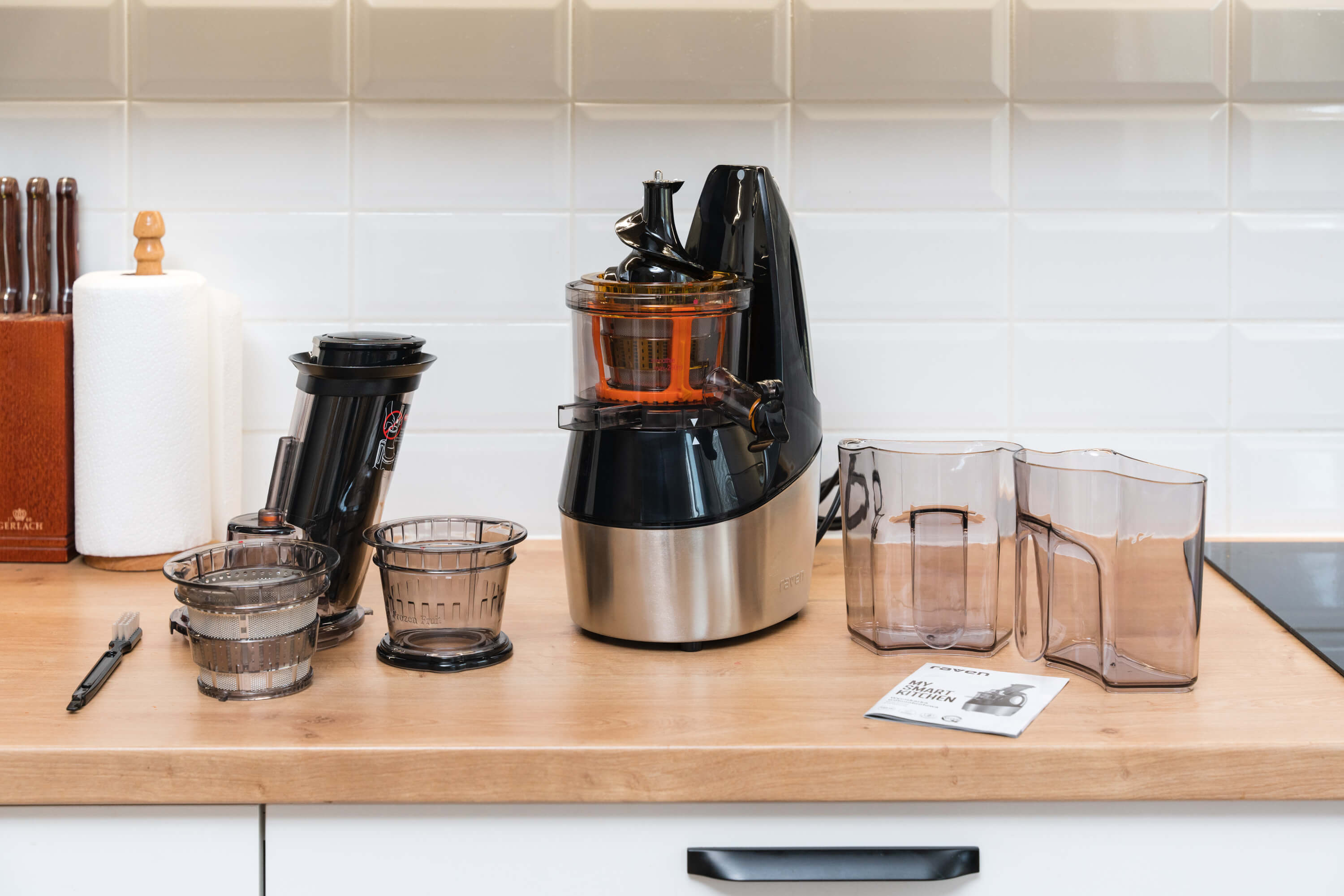 Oprócz samej wyciskarki i podstawowych elementów, takich jak separator czy pojemniki na sok i miąższ, w zestawie znajdziemy trzy sita, przystawkę do produktów mrożonych, a także tamper i niezbędną do czyszczenia szczoteczkę z haczykowatym zakończeniem, którą wykorzystujemy do wyjmowania resztek z trudno dostępnych miejsc.