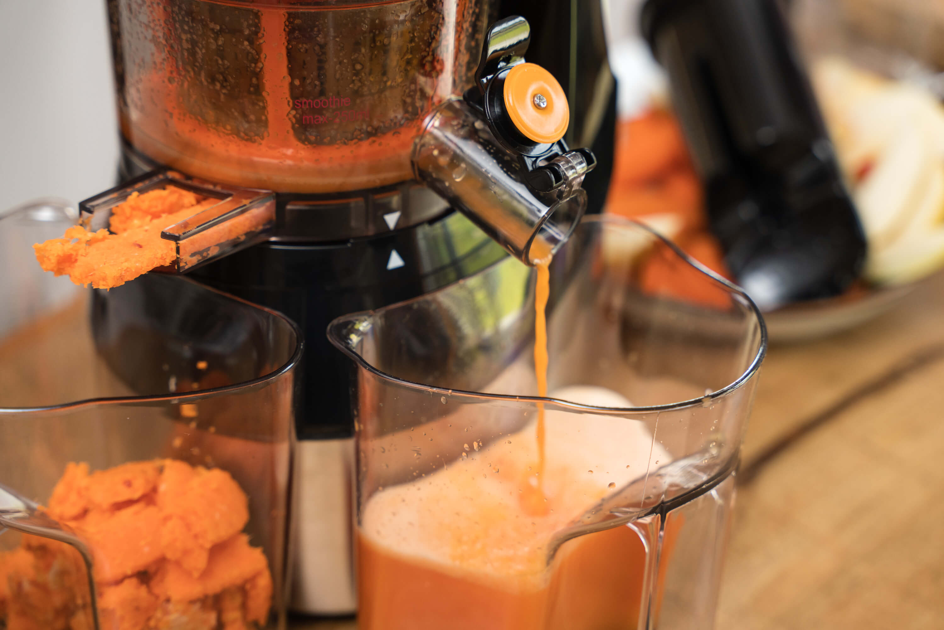 Oczywiście trzeba podkreślić, że ów wbudowany nóż nie posieka za nas warzyw i owoców; to jedynie pojedyncze, pomocnicze ostrze, które przydaje się, gdy chcemy wrzucić do środka większy owoc bez uprzedniego rozkrajania.