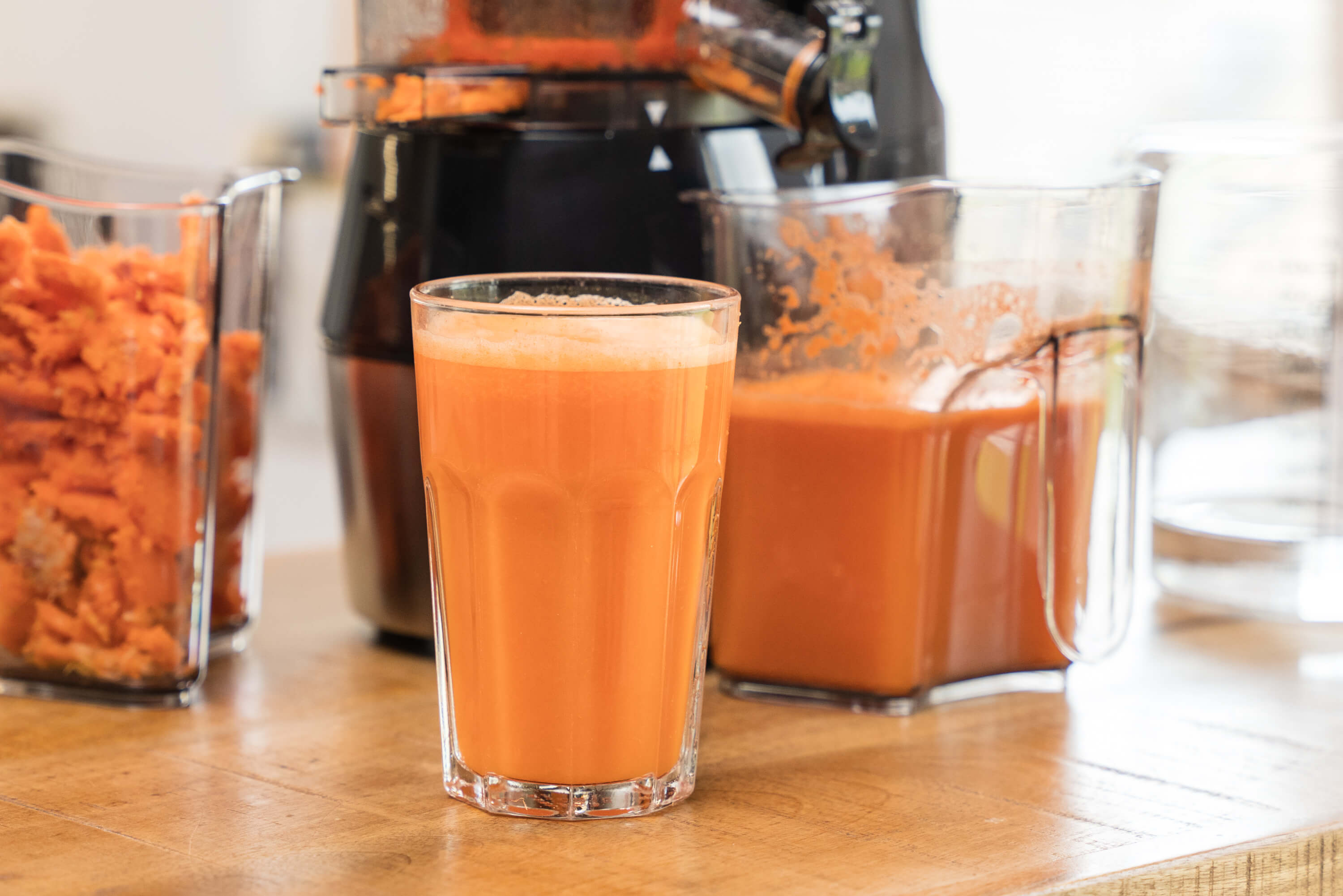 Nawet przygotowując sok marchwiowy, nie musiałem pomagać urządzeniu w połykaniu kolejnych porcji warzyw i owoców.