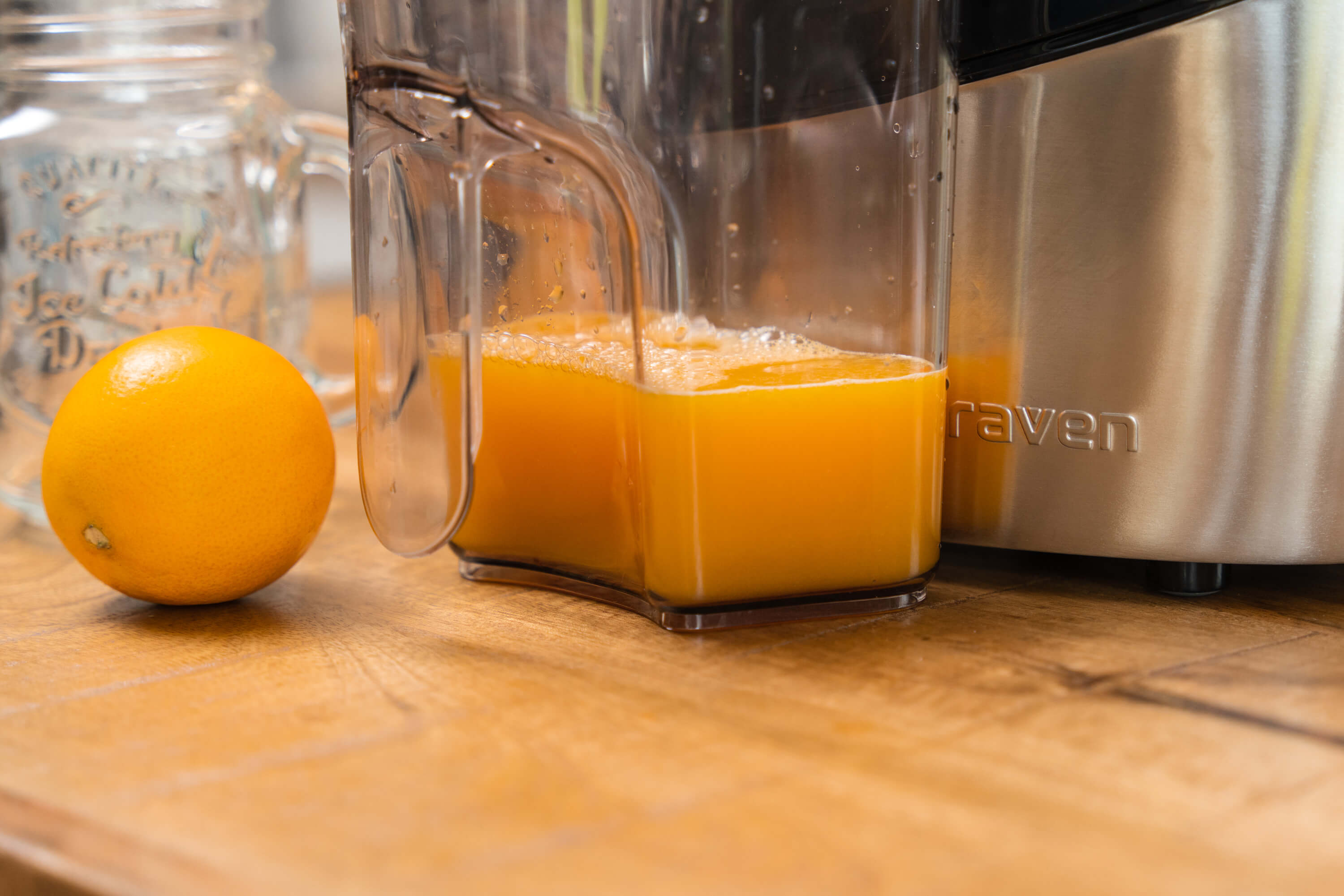 Jeśli chodzi o możliwości, to nawet mimo wyższej prędkości obrotów niż w przypadku niektórych modeli konkurencji (co w przypadku wyciskarek nie jest pożądane, ponieważ im wyższe obroty, tym mniej soku i wartości odżywczych jesteśmy w stanie wycisnąć) radzi sobie ona z każdym zadaniem i nie sposób cokolwiek jej w tym względzie zarzucić.