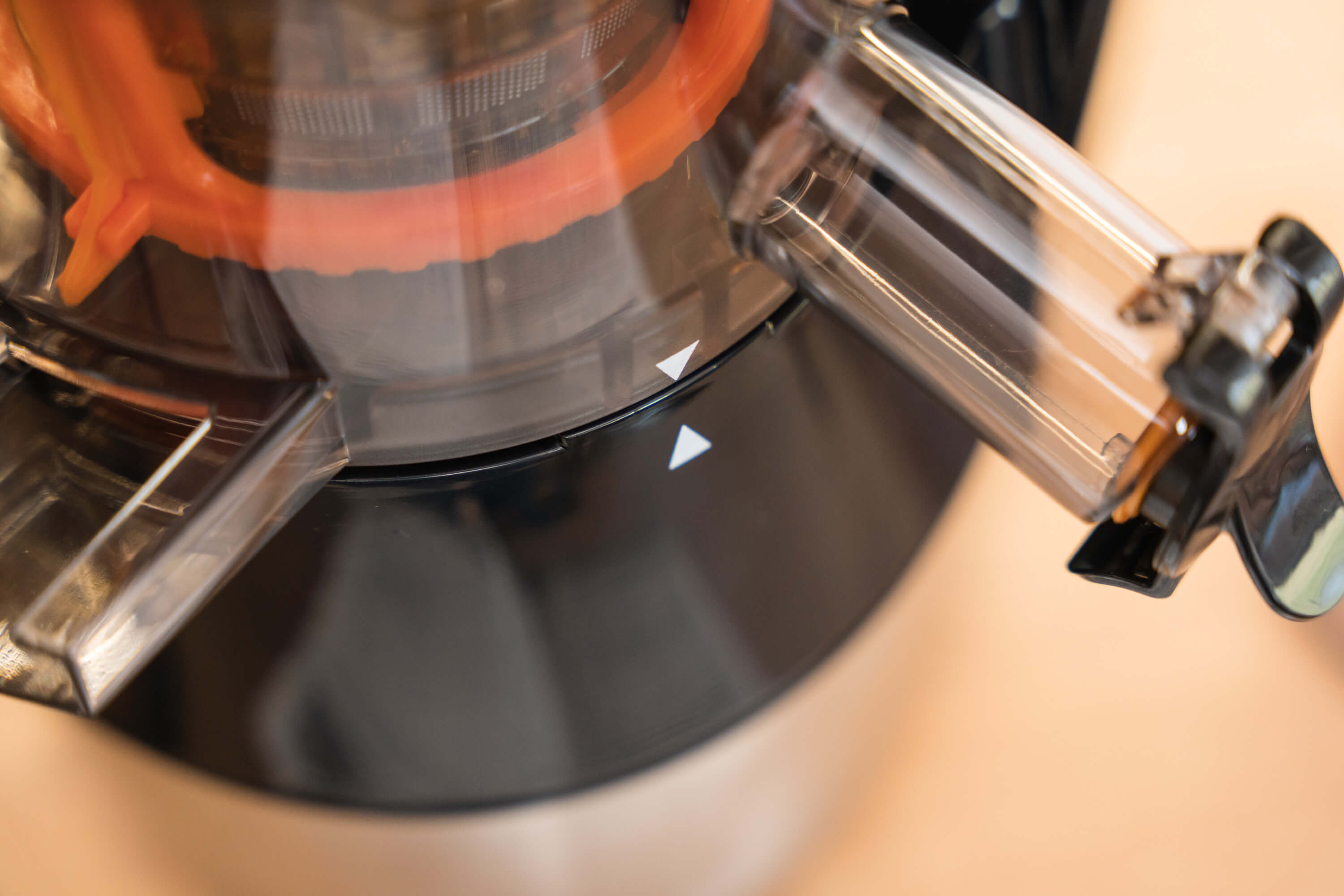 Złożenie urządzenia po umyciu sprowadza się do włożenia elementów tak, jak wskazują strzałki na obudowie i voila – znów możemy wyciskać sok.